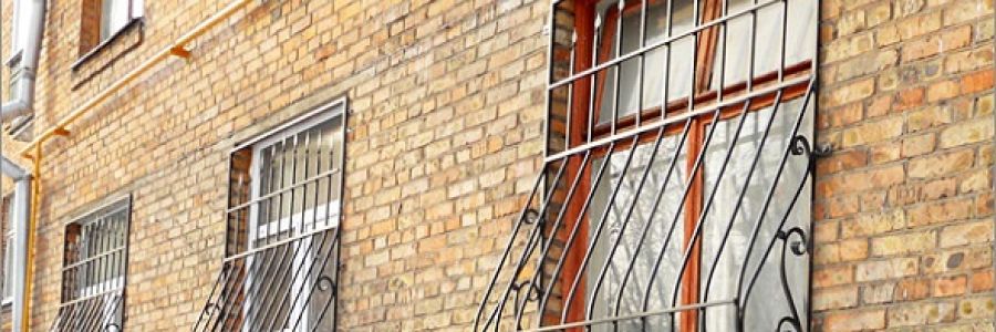 Установка металлических решёток на окна своими руками